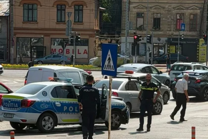 Mașină de poliție, tamponată în centrul Piteștiului de un șofer
