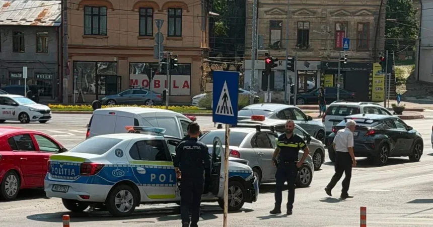 Mașină de poliție, tamponată în centrul Piteștiului de un șofer