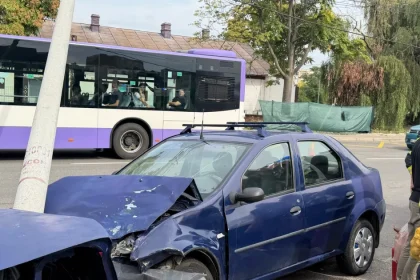 Mașină implicată într-un accident la McDonald's Gară din Pitești