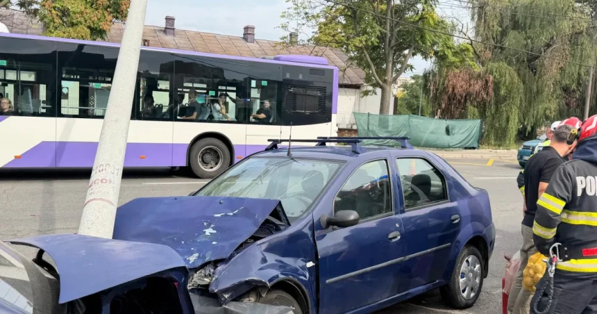 Mașină implicată într-un accident la McDonald's Gară din Pitești