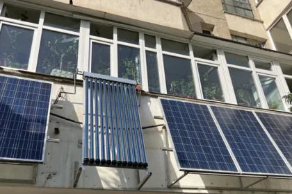 Panouri fotovoltaice pe balcon sau pe bloc: cât costă și cât produc