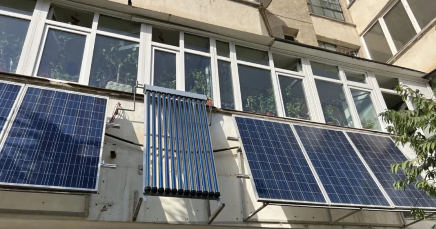Panouri fotovoltaice pe balcon sau pe bloc: cât costă și cât produc