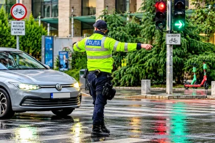 Săgeata verde intermitentă la dreapta: când ai voie să treci