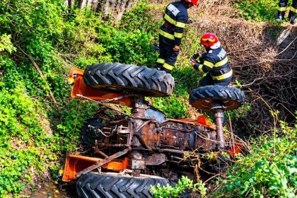 Tractor răsturnat într-o pădure din Argeș