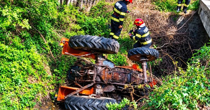 Tractor răsturnat într-o pădure din Argeș