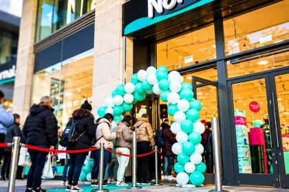 Un lanț celebru de retail intră astăzi în România. Primul