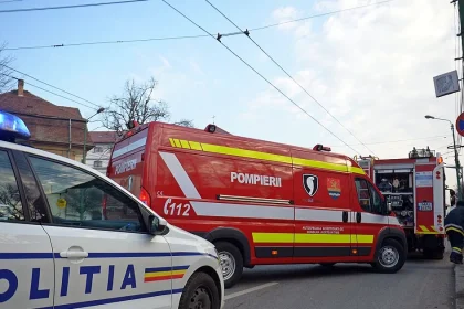 Accident grav în Argeș! Un autoturism a intrat într-un cap de pod
