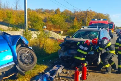 Accident grav în Costești, Argeș: două mașini făcute praf
