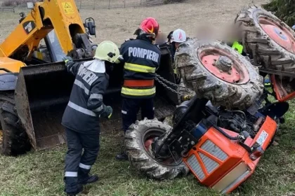 Argeș: O persoană a fost prinsă sub un tractor, în urma unui accident