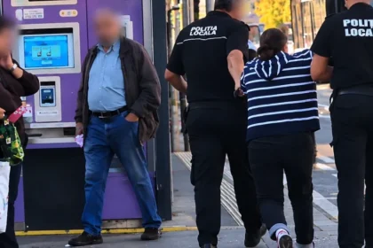 Femeie imobilizată de Poliția Locală Pitești după un incident