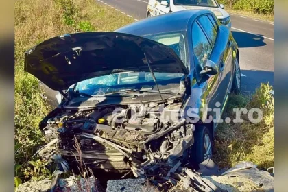 Impact violent în Argeș: șoferul a intrat cu autoturismul într-un copac