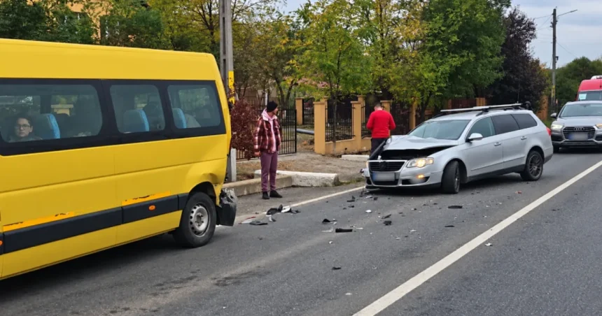 Microbuz școlar, implicat într-un accident rutier