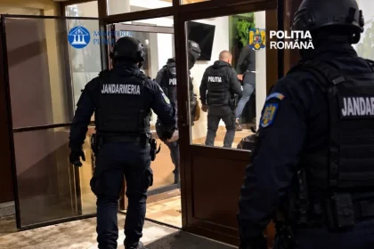 Percheziții ample în Argeș. Persoanele vizate de anchetă