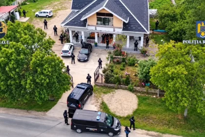 Percheziții de amploare în Argeș: DIICOT și FBI, zeci de mascați