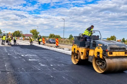 Pitești: A început asfaltarea podului peste Râul Doamnei