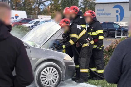 Pitești: Un autoturism a luat foc în parcarea magazinului Dedeman