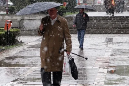 Ploi, lapoviță și ninsoare la munte, vremea se răcește