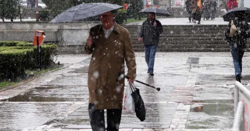Ploi, lapoviță și ninsoare la munte, vremea se răcește