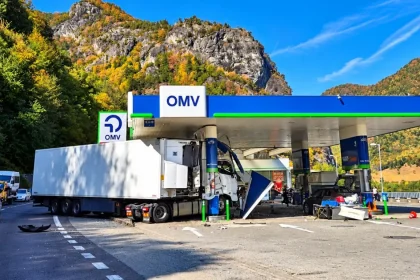 TIR izbit într-o stație OMV! Accident neobișnuit