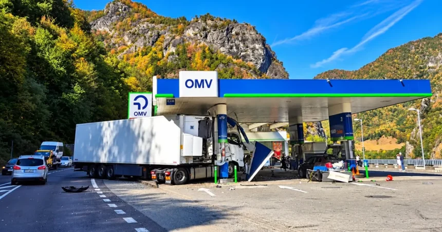 TIR izbit într-o stație OMV! Accident neobișnuit pe DN7