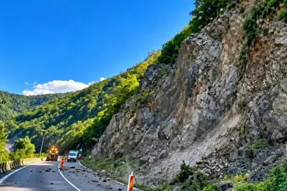 Trafic blocat pe DN 7! Valea Oltului, oprită