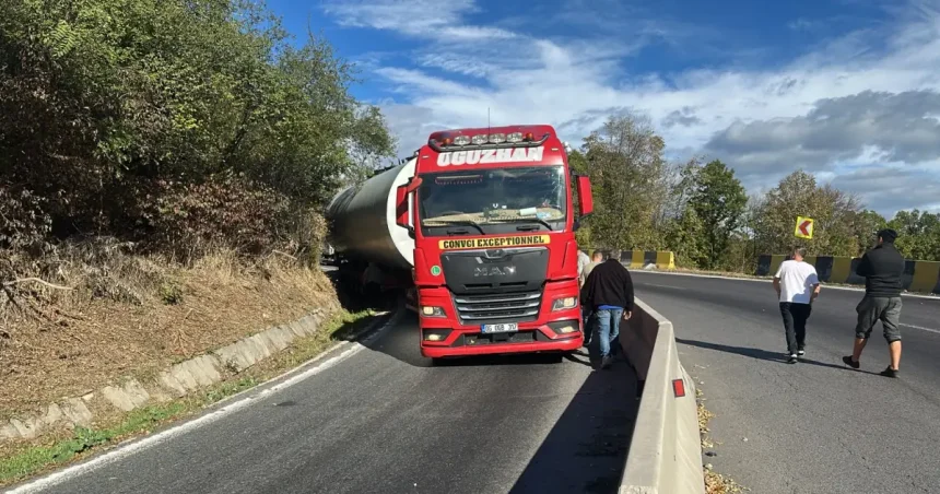 Trafic blocat pe DN7 în Argeș după ce o cisternă a părăsit șoseaua