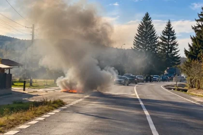 Un autoturism arde în acest moment pe șoseaua de lângă Pitești