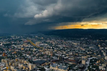 Vremea se schimbă radical: ploi, vânt puternic și ninsori