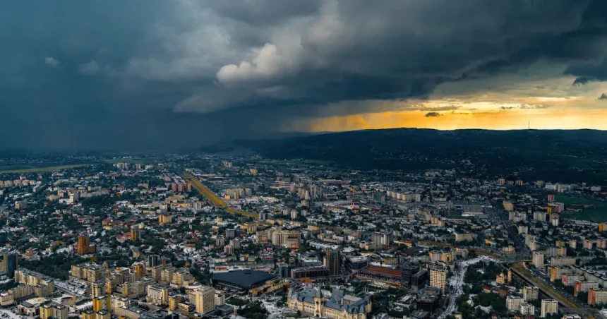 Vremea se schimbă radical: ploi, vânt puternic și ninsori